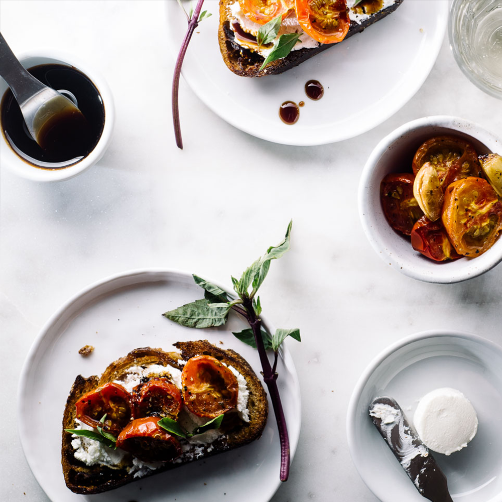 Tost me djathe dele dhe domate te furres