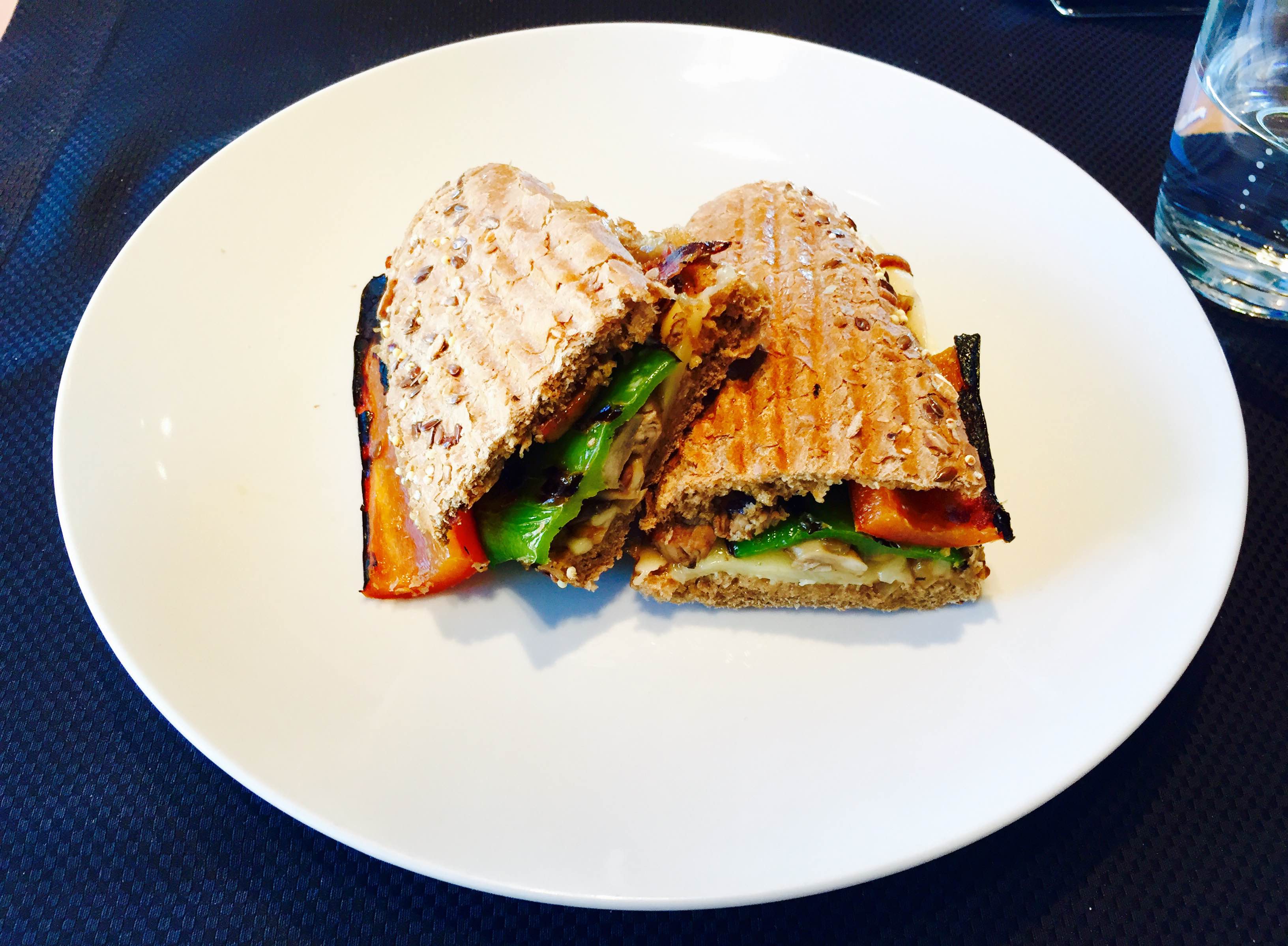 Dreka ne tost – Sanduic me fileto vici, perime dhe provolone