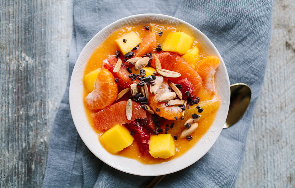 Sallate citrike me portokalle, mango dhe bajame