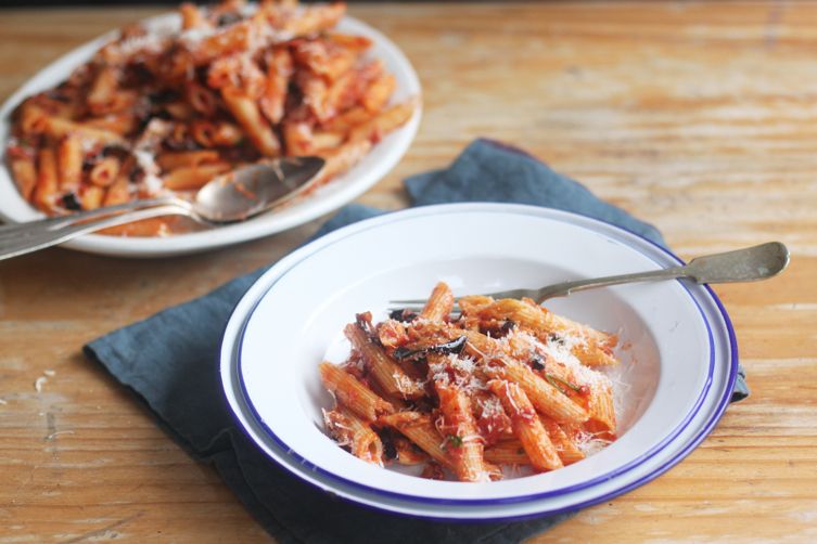 Pasta alla Norma – Rigatoni  me patellxhan dhe domate
