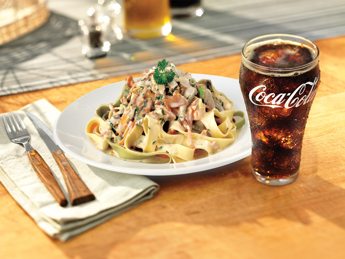 Fettuccine me pule dhe salce alfredo