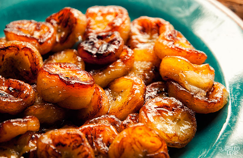 Banane të karamelizuara me mjaltë & arra