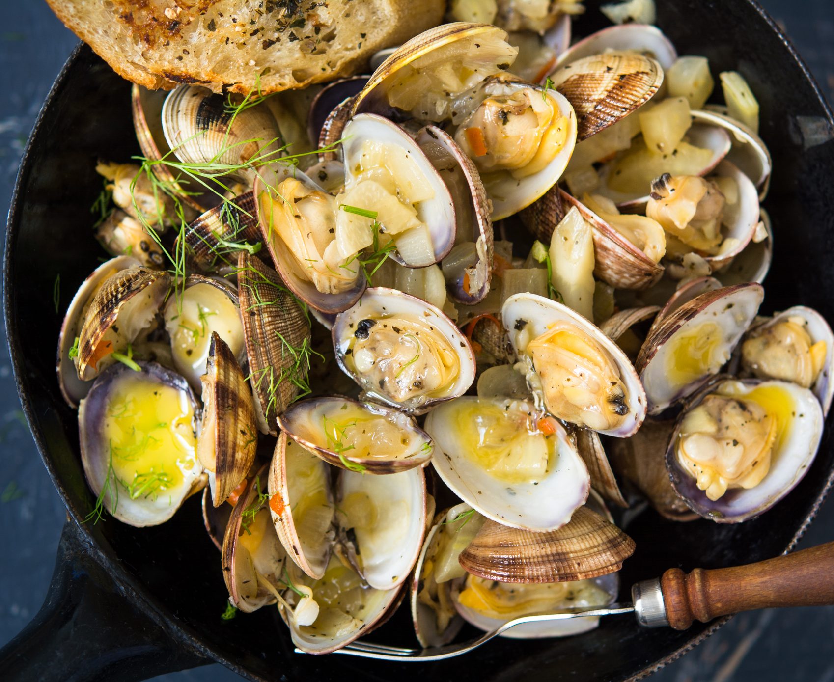 Vongole me verë të bardhë