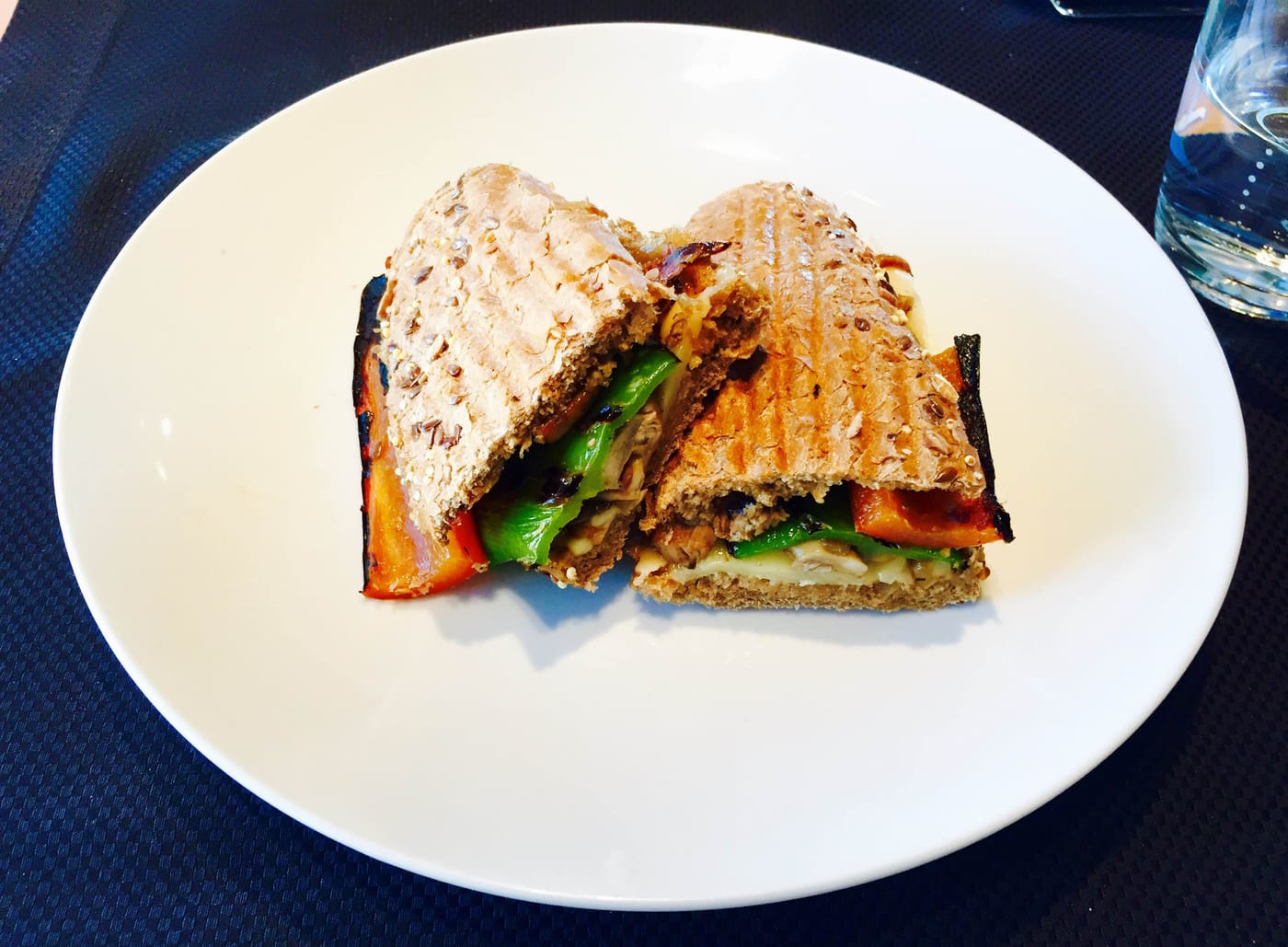 Dreka ne tost – Sanduic me fileto vici, perime dhe provolone