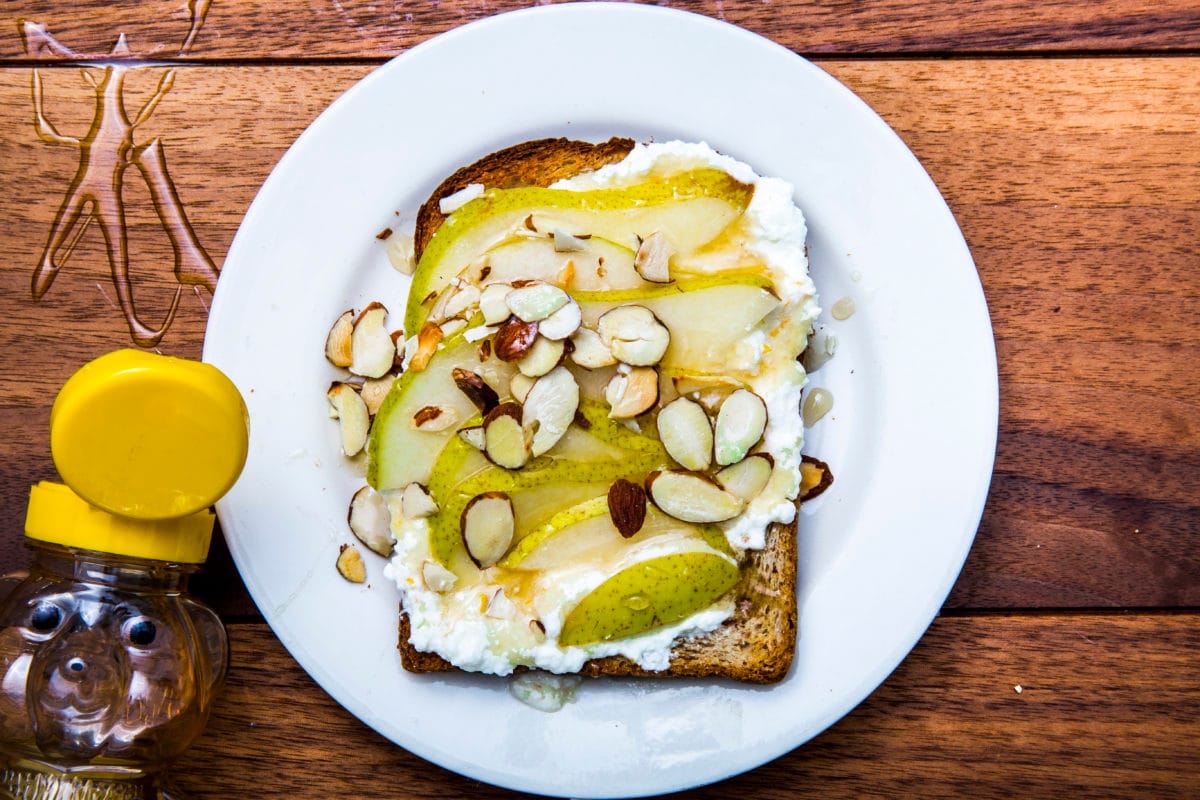 Tost me Rikota, dardhe dhe mjalte