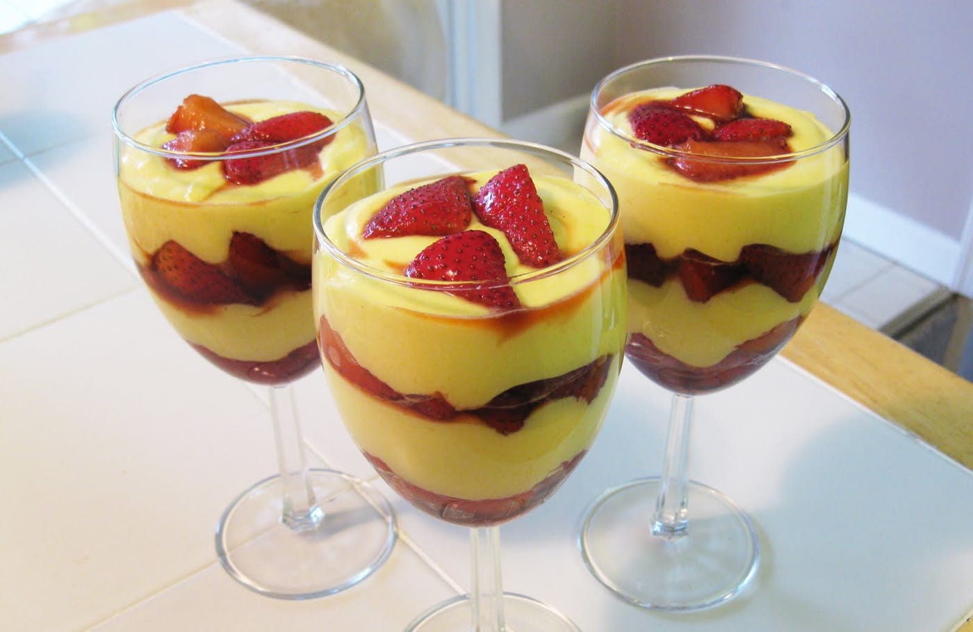 Zabaglione me luleshtrydhe