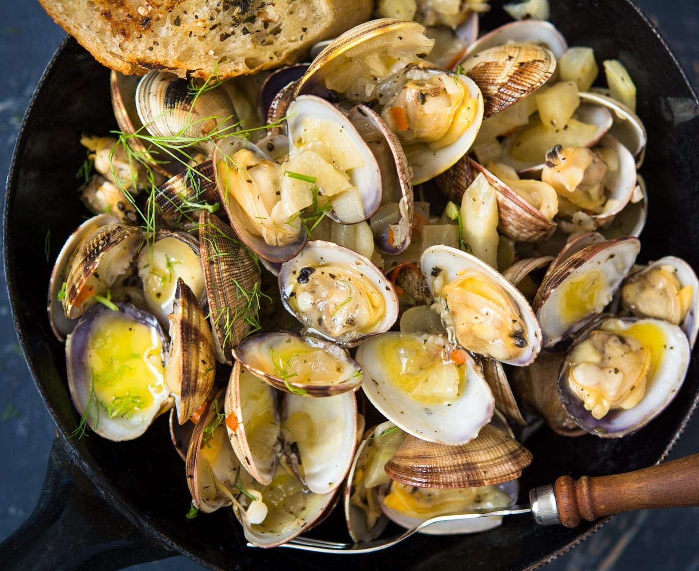 Vongole me verë të bardhë